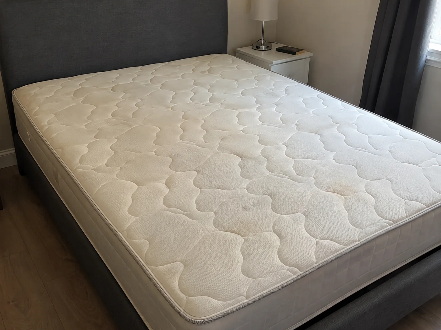 Matelas capitonné — entretien de surface : présentation avant nettoyage